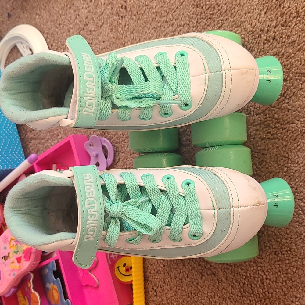 Roller skate barely used size 12